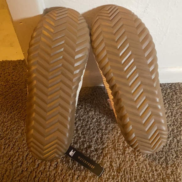 NWT Sorel booties - Picture 3 of 5
